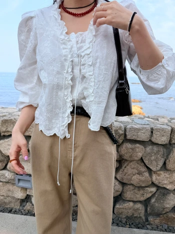 루인 레이스 펀칭 퍼프 블라우스