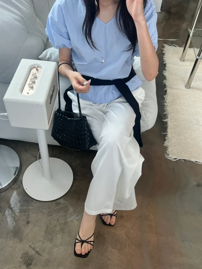 브이넥 밴딩 퍼프 블라우스(일주일소요) - Image 1