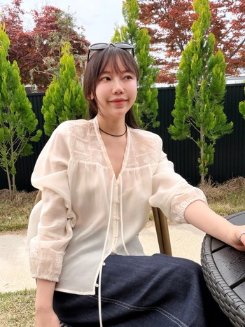 보니 펀칭 자수 블라우스 2
