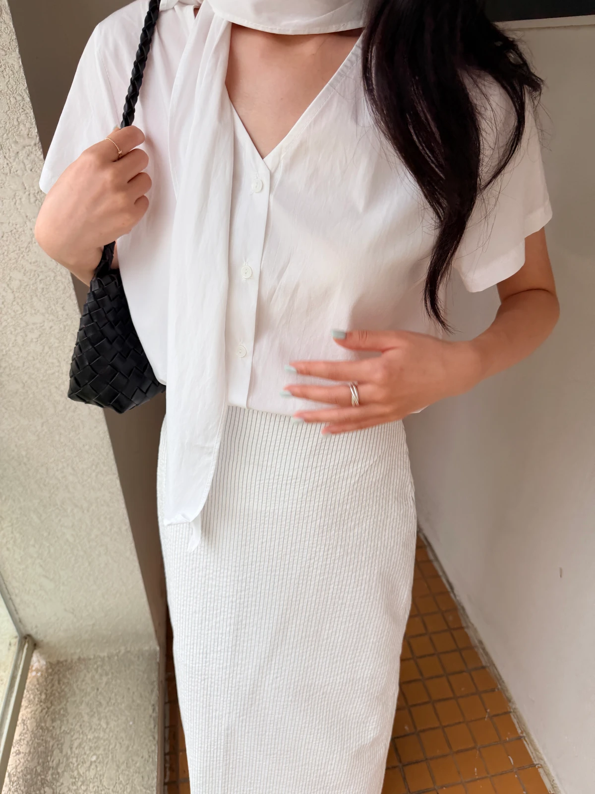 스카프 브이넥 바스락 블라우스 상세 이미지 15