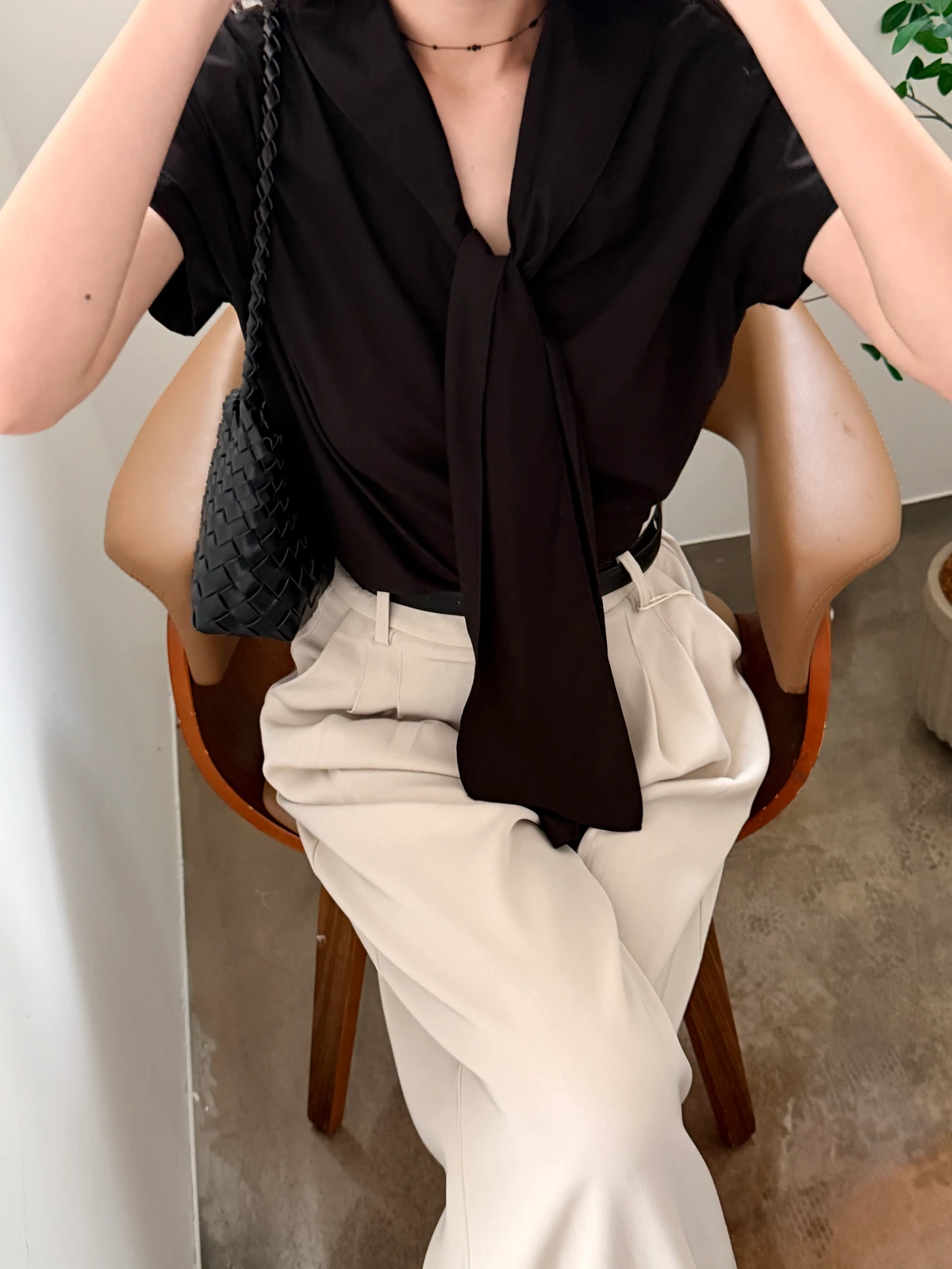스카프 브이넥 바스락 블라우스 상세 이미지 23