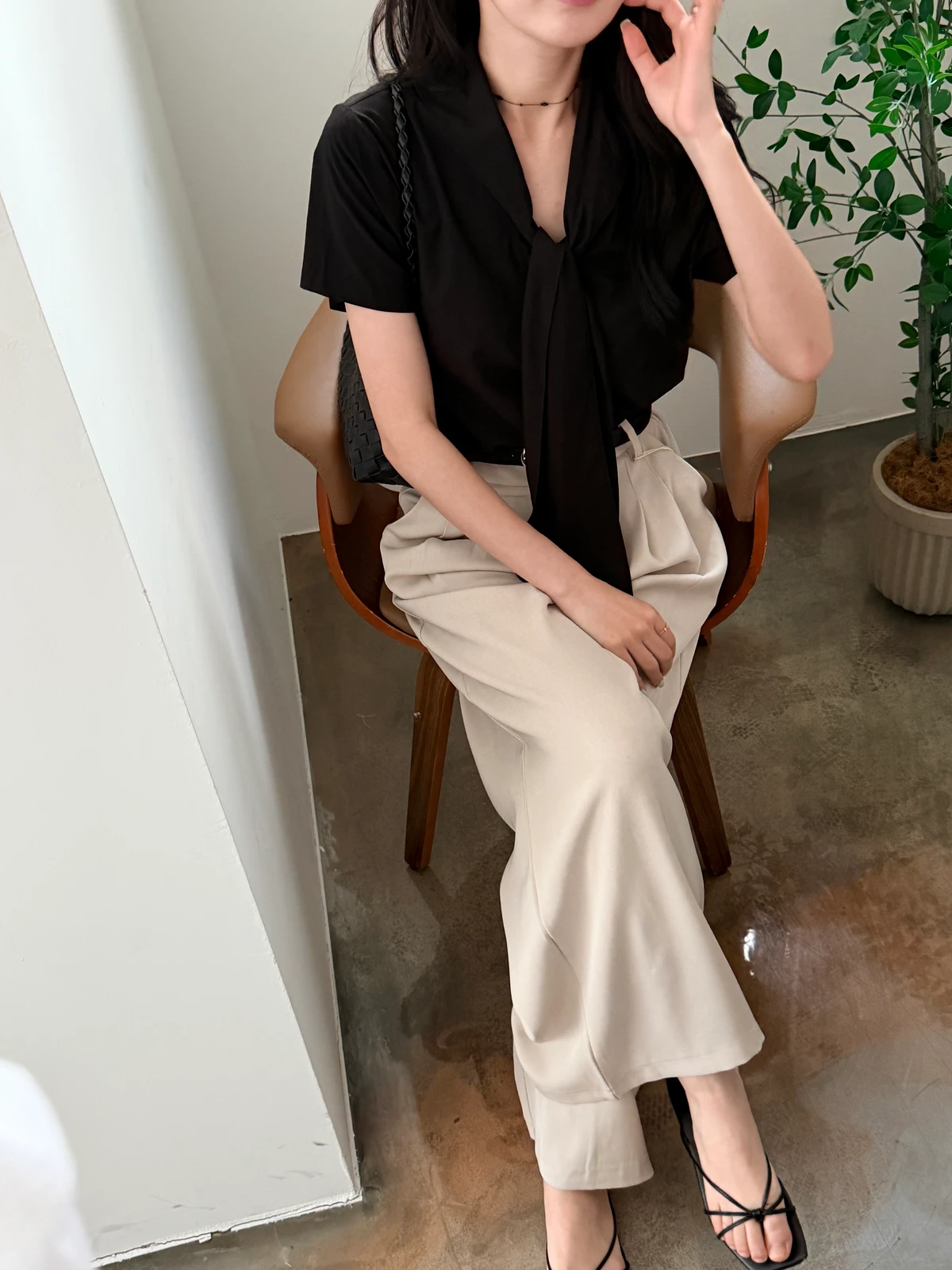 스카프 브이넥 바스락 블라우스 상세 이미지 24