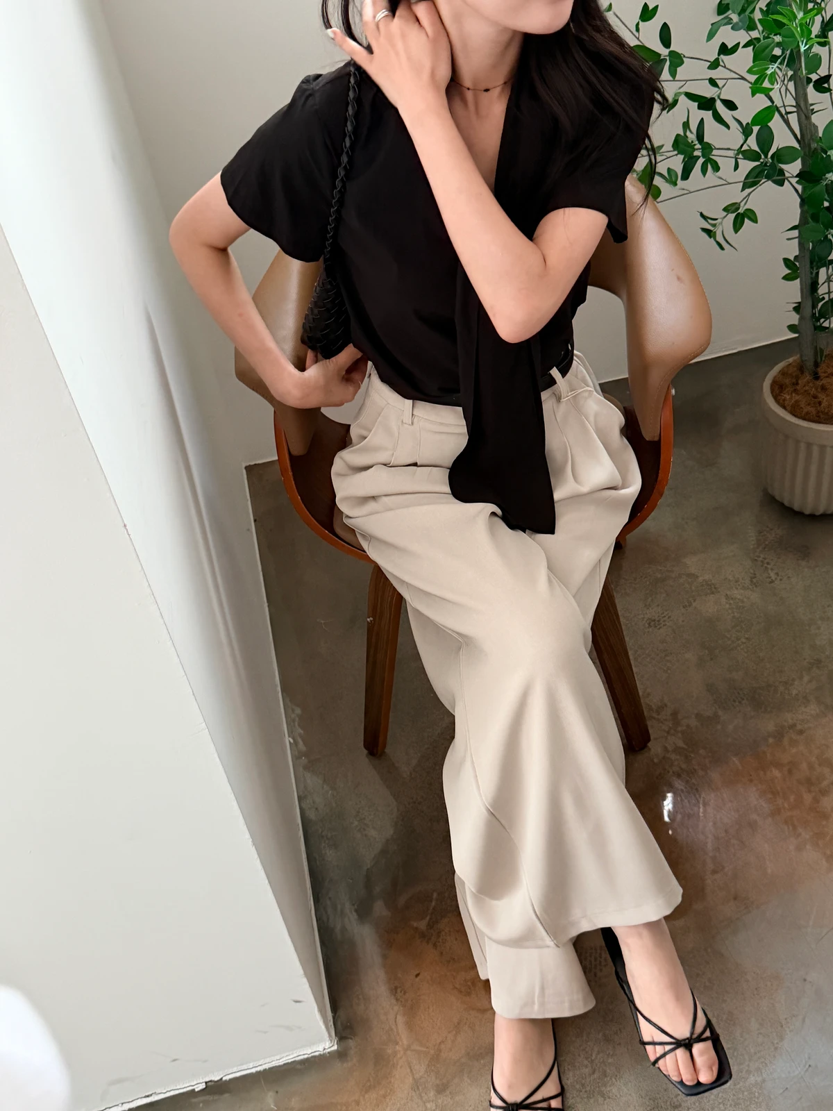 스카프 브이넥 바스락 블라우스 상세 이미지 25