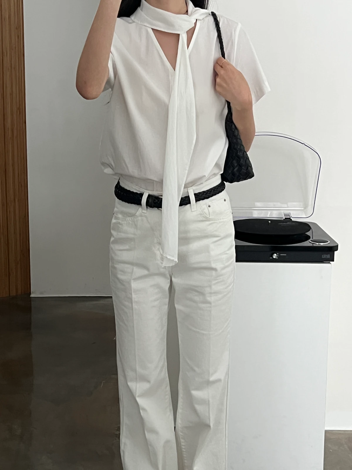 스카프 브이넥 바스락 블라우스 상세 이미지 37