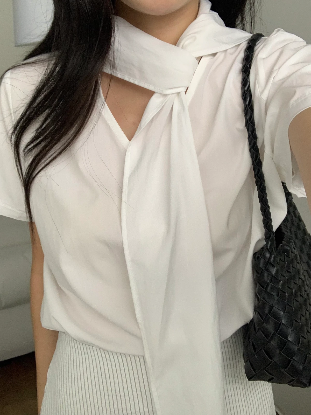 스카프 브이넥 바스락 블라우스 상세 이미지 38