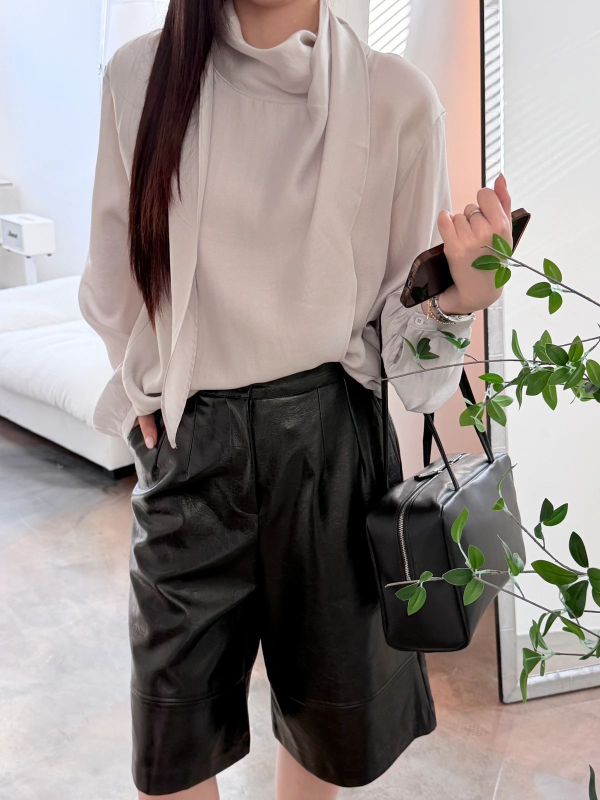 타이 새틴 루즈핏 블라우스 상세 이미지 28