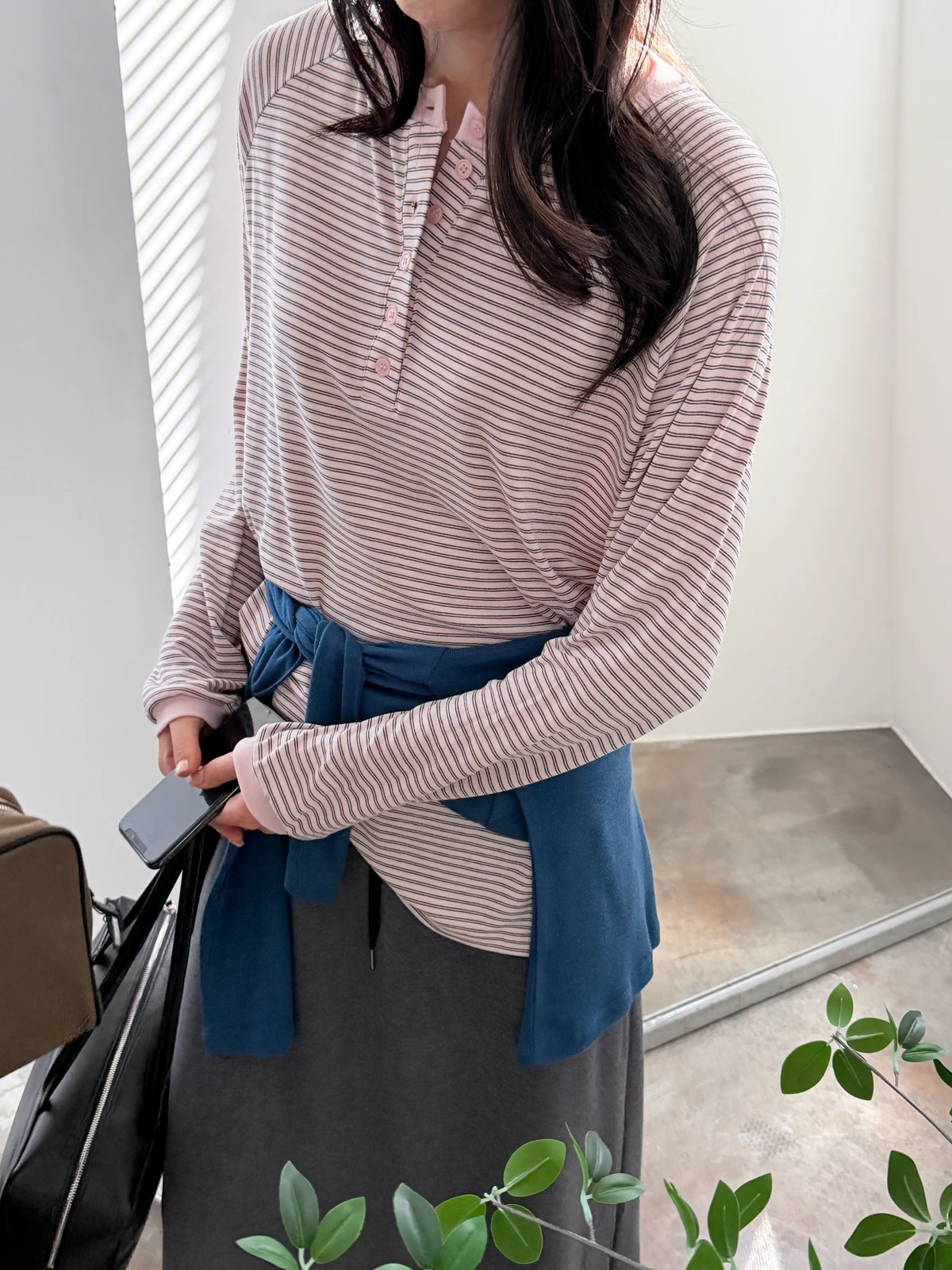 버튼 슬림결 스트라이프 티 상세 이미지 1